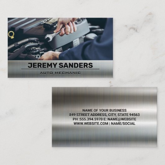 Monteur met behulp van moersleutel op de motor visitekaartje (Voorkant / Achterkant)