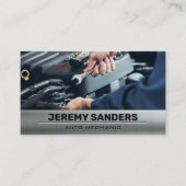 Monteur met behulp van moersleutel op de motor visitekaartje (Voorkant)