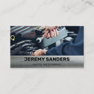 Monteur met behulp van moersleutel op de motor visitekaartje