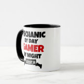 Monteur van Day Gamer by Night Mok (Voorkant links)
