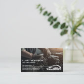 Monteur werkt aan de motor | Auto Services Logo Visitekaartje (Staand voorkant)