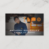 Monteur werkt aan een auto visitekaartje (Voorkant)