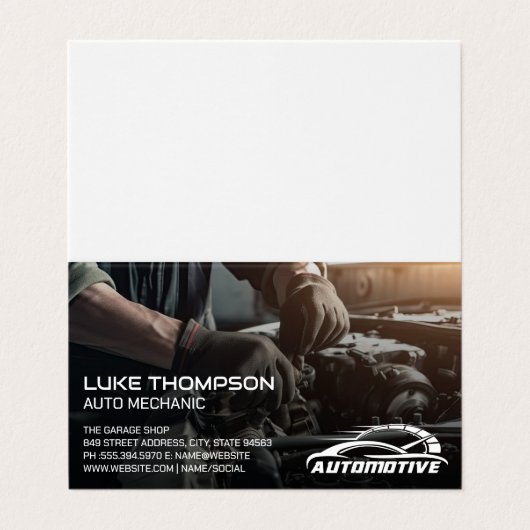 Monteur werkt aan motor | Auto Services Logo Visitekaartje (Buitenkant ongevouwen)
