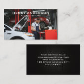 Monteur werkt aan motor van auto in winkel visitekaartje (Voorkant / Achterkant)