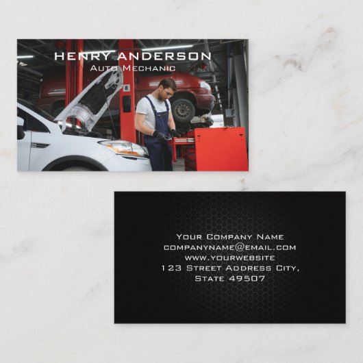 Monteur werkt aan motor van auto in winkel visitekaartje (Voorkant / Achterkant)
