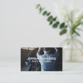 Monteur werkt aan motor visitekaartje (Staand voorkant)