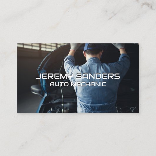 Monteur werkt aan motor visitekaartje (Voorkant)