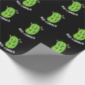 Moo-cumber Funny Veggie Cucumber Pun Dark BG Cadeaupapier (Hoek)
