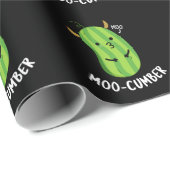 Moo-cumber Funny Veggie Cucumber Pun Dark BG Cadeaupapier (Rol Hoek)