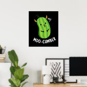 Moo-cumber Funny Veggie Cucumber Pun Dark BG Poster (Thuiskantoor)