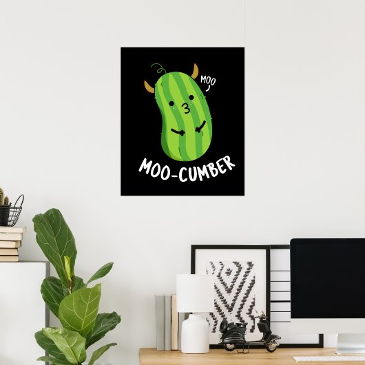 Moo-cumber Funny Veggie Cucumber Pun Dark BG Poster (Thuiskantoor)