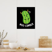 Moo-cumber Funny Veggie Cucumber Pun Dark BG Poster (Keuken)