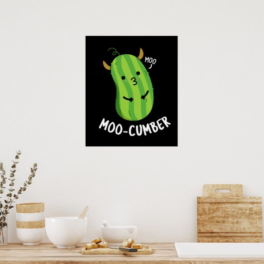 Moo-cumber Funny Veggie Cucumber Pun Dark BG Poster (Keuken)