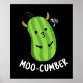 Moo-cumber Funny Veggie Cucumber Pun Dark BG Poster (Voorkant)