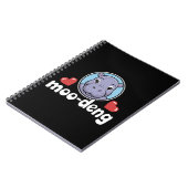 Moo Deng Bouncy Pig in het Thaise Afbeelding Baby Notitieboek (Linkerzijde)