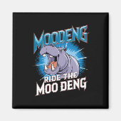 MOO DENG Hippo Ride The MOO DENG Magneet (Voorkant)