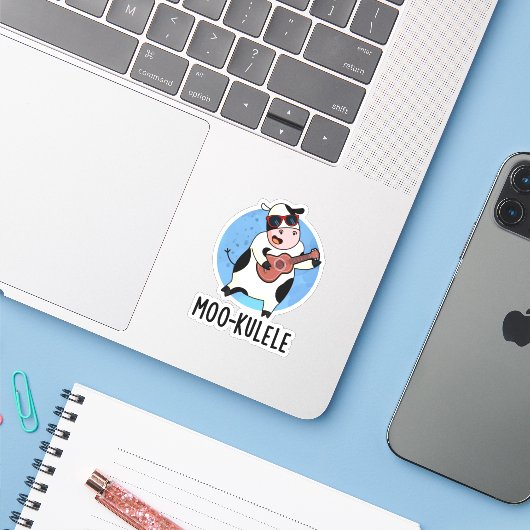 Moo-kulele Funny Ukulele Koe Pun Sticker (Laptop met iPhone)