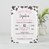 Moo Moo Ik ben Twee Koe Meisje Verjaardagsuitnodig Kaart (Staand voorkant)