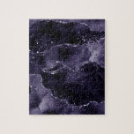 Moody Agate | Midnight Indigo Deep Paarse Glam Legpuzzel<br><div class="desc">90s grunge geïnspireerde duistere, verfijnde waterverf gemarmerde agaatsteen in een diep humeurige juweeltoon met faux metallic folie en glitteraderen in een rijke, dramatische met abstracte vloeistofwervelingen en glitteraderen. Vanuit het collectie "Till Death Do Us Part" voegt dit prachtige vrouwelijke handgeschilderde verloop de perfecte pop van kleur toe. Ga voor het...</div>