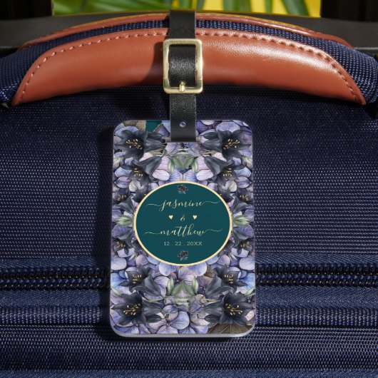 Moody Black Floral Classic Couple Names Wedding Bagagelabel (Voorkant Insitu 2)