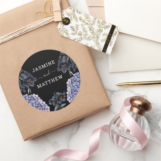 Moody Black Floral Classic Whimsical Chic Wedding Ronde Sticker (Geschenken)