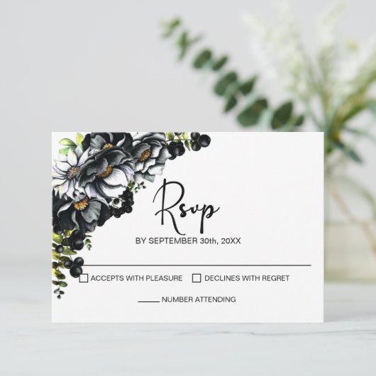 Moody Black Floral Wedding RSVP Kaartje (Staand voorkant)