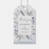 Moody Blauw Winter Bloemen Monogram Bruiloft Cadeaulabel (Voorkant)
