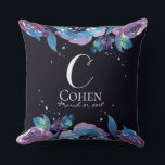 Moody Blue Paarse bloemmonogram Kussen<br><div class="desc">Er is iets super chic over het donkere, humeurige beeld van dit ontwerp. Het is duidelijk, maar nog steeds subtiel. De achtergrond is een zeer donkere, diep blauw-zwarte, zoals de middernacht hemel. Volledig aanpasbaar, van kleuren tot lettertypen. Neem contact met ons op als je een wijziging wilt die niet kan...</div>