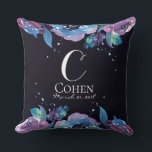 Moody Blue Paarse bloemmonogram Kussen<br><div class="desc">Er is iets super chic over het donkere, humeurige beeld van dit ontwerp. Het is duidelijk, maar nog steeds subtiel. De achtergrond is een zeer donkere, diep blauw-zwarte, zoals de middernacht hemel. Volledig aanpasbaar, van kleuren tot lettertypen. Neem contact met ons op als je een wijziging wilt die niet kan...</div>