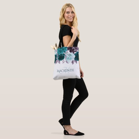 Moody Boho | Blauwgroen en Paarse Floral Garland C Tote Bag (Op model)