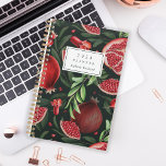 Moody Botanische Granaatappel Patroon Monogram 202 Planner<br><div class="desc">Personaliseer deze planner met jouw naam in donkergroene cursief omlijst door een witte rechthoek,  op een humeurig botanisch patroon van rode granaatappelvruchten en groen blad op een donkergroene achtergrond.</div>