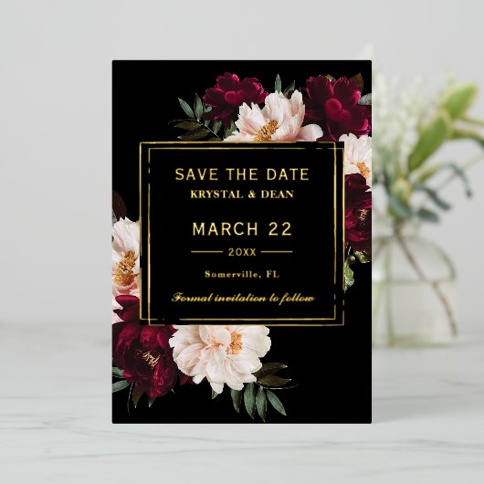 Moody Bourgogne Blush Bloemen Trouwen Save the Dat Folie Uitnodiging (Staand Voorkant)
