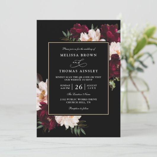 Moody Burgundy Blush Floral QR Code Wedding Kaart (Staand voorkant)
