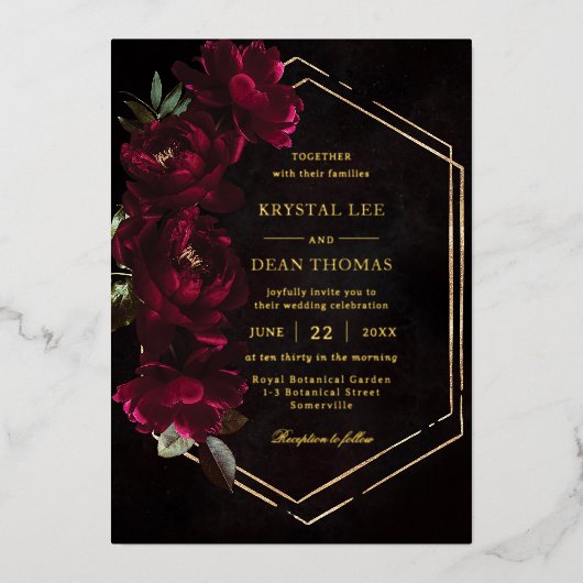 Moody Burgundy Floral Peonies Wedding Folie Uitnodiging (Voorkant)