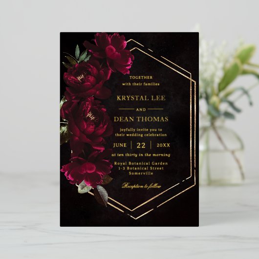 Moody Burgundy Floral Peonies Wedding Folie Uitnodiging (Staand Voorkant)