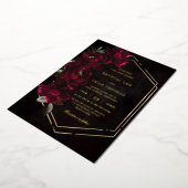 Moody Burgundy Floral Peonies Wedding Folie Uitnodiging (Gedraaid)