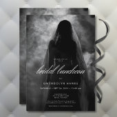 Moody Dark Ghost Bride tijdens Mist Bridal Luncheo Kaart