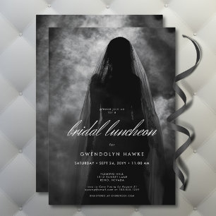 Moody Dark Ghost Bride tijdens Mist Bridal Luncheo Kaart