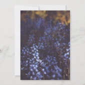 Moody Dark Rustic Paars Flower Field Wedding Kaart (Achterkant)