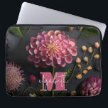 Moody Floral monogram Laptop Sleeve<br><div class="desc">Personaliseer dit moody floral tech hoesje met je monogram initiaal en je voor- of achternaam in chique letters. Geweldig voor jezelf of als cadeau geven. SELECTEER UW HOESJE GROOTTE bij het bestellen.</div>