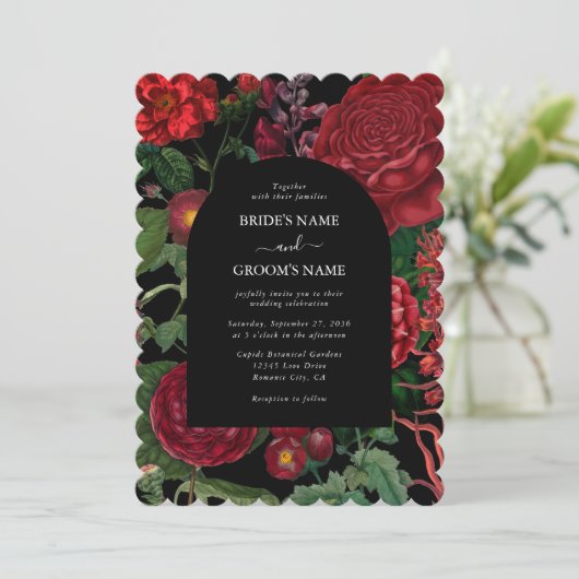 Moody Florals Black Arch Burgundy Red Wedding Kaart (Staand voorkant)