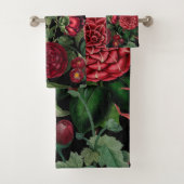 Moody Florals Black en Burgundy  Bad Handdoek (Insitu)
