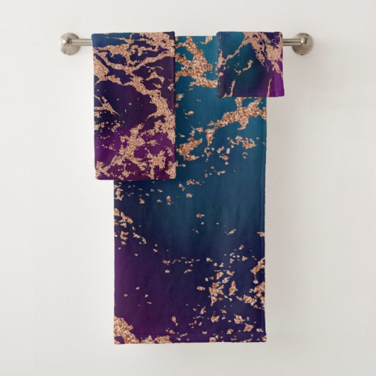 Moody Luxe Marble | Deep Paarse en Blauwgroen Roos Bad Handdoek (Insitu)