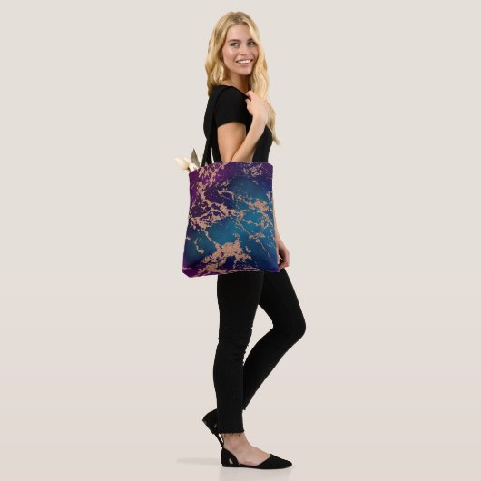 Moody Luxe Marble | Deep Paarse en Blauwgroen Roos Tote Bag (Op model)