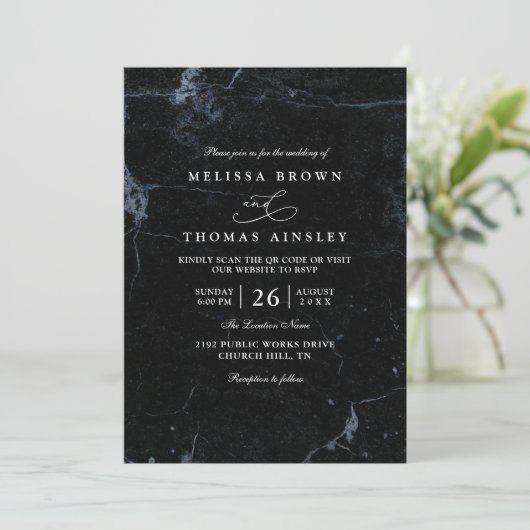 Moody Marble Minimalist Elegant QR Code Wedding Kaart (Staand voorkant)