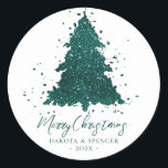 Moody Merry Christmas | Deep Midnight Blauwgroen T Ronde Sticker<br><div class="desc">Dit is het seizoen voor decoratie en vermaak! Moderne, donkere en roemrijke abstracte vakantieboom en met de hand geschreven "vrolijk kerstfeest" in combinatie met een rijk, luxe palet. Dit elegante feestelijke ontwerp is voorzien van een griezelige, dunne kerstboom met een frisse verfsplaat, versterkt met faux-metallisch glitter. Voor andere kleuren of...</div>