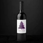 Moody Merry Christmas | Deep Plum Paarse Custom Wijn Etiket<br><div class="desc">Dit is het seizoen voor decoratie en vermaak! Moderne, donkere en roemrijke abstracte vakantieboom en met de hand geschreven "vrolijk kerstfeest" in combinatie met een rijk, luxe palet. Dit elegante feestelijke ontwerp is voorzien van een griezelige, dunne kerstboom met een frisse verfsplaat, versterkt met faux-metallisch glitter. Voor andere kleuren of...</div>
