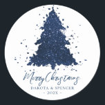 Moody Merry Christmas | Klassieke donkere marinebl Ronde Sticker<br><div class="desc">Dit is het seizoen voor decoratie en vermaak! Moderne, donkere en roemrijke abstracte vakantieboom en met de hand geschreven "vrolijk kerstfeest" in combinatie met een rijk, luxe palet. Dit elegante feestelijke ontwerp is voorzien van een griezelige, dunne kerstboom met een frisse verfsplaat, versterkt met faux-metallisch glitter. Voor andere kleuren of...</div>