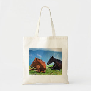 Moody Mountain Horses: Een fijne kunst reis Tote Bag