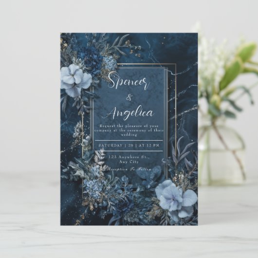 Moody Navy Blauwe Bloemen Huwelijksuitnodiging Kaart (Staand voorkant)